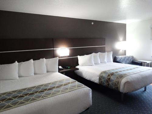 Postel nebo postele na pokoji v ubytování Best Western Duchesne Inn