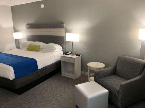 Postel nebo postele na pokoji v ubytování Best Western Plus Clarks Summit Scranton Hotel