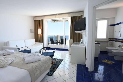 Cette chambre comprend un lit et une salle de bains. dans l'établissement Best Western Hotel Acqua Novella, à Spotorno