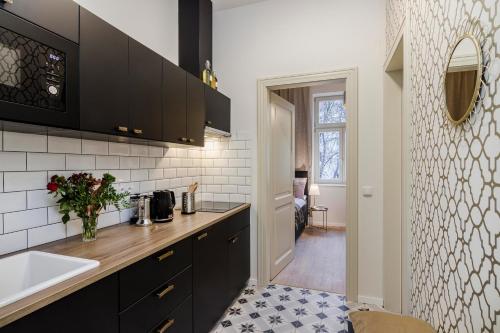 Kuchyň nebo kuchyňský kout v ubytování Royal Apartments Prague by Michal&Friends