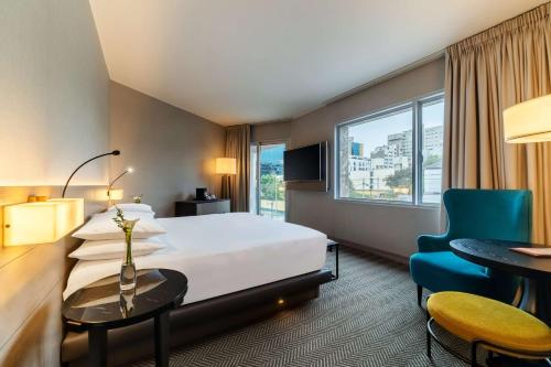 Postel nebo postele na pokoji v ubytování Hyatt Centric San Isidro Lima