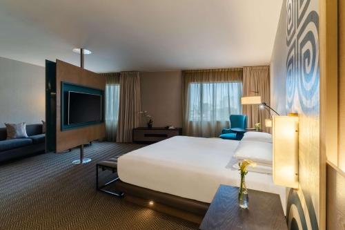 Postel nebo postele na pokoji v ubytování Hyatt Centric San Isidro Lima