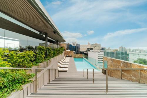 - un balcon avec une piscine dans un bâtiment dans l'établissement Hyatt Centric San Isidro Lima, à Lima