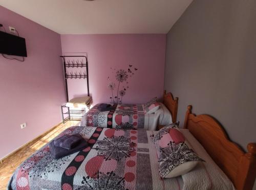 En eller flere senge i et værelse på Hostal El Bodegon
