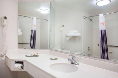 Bathroom sa La Quinta by Wyndham Charlotte Airport South
