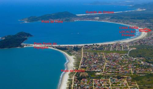 A bird's-eye view of Praia da Pinheira, alto padrão, 5 dormitórios, 4 BWC, climatizada 150 m praia
