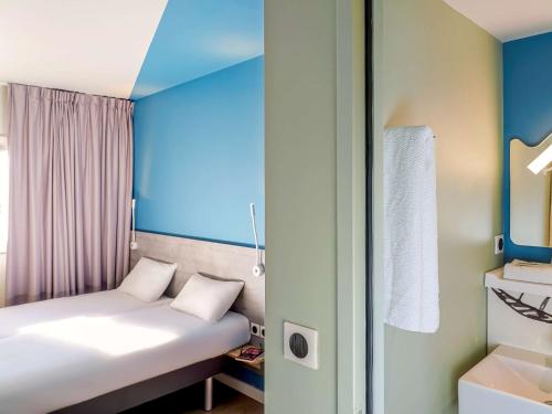 Postel nebo postele na pokoji v ubytování Ibis Budget Aubenas