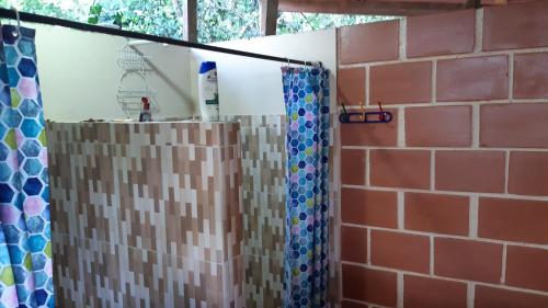 Los Balcones Hostal - Caliyaco tesisinde bir banyo