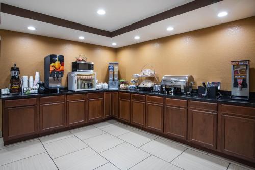 Imagem da galeria de Travelodge by Wyndham Fort Wayne North em Fort Wayne