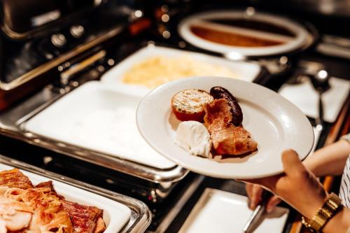 Makanan di atau berdekatan hotel