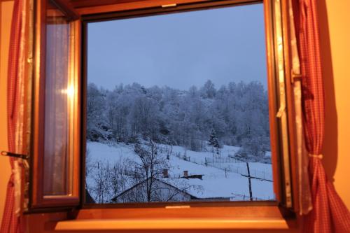 a window with a view of a snow covered field at Rekreačný dom pod Dedovou in Oščadnica