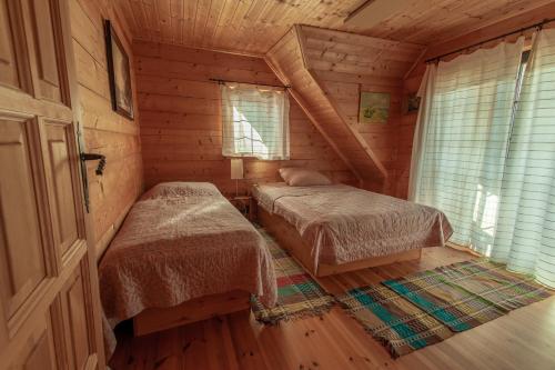 Ένα ή περισσότερα κρεβάτια σε δωμάτιο στο Chatki Qdłatki
