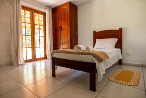 a bedroom with a bed with two towels on it at Pousada Campina do Monte Alegre in Campina do Monte Alegre