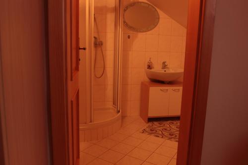 a bathroom with a sink and a shower and a toilet at Rekreačný dom pod Dedovou in Oščadnica