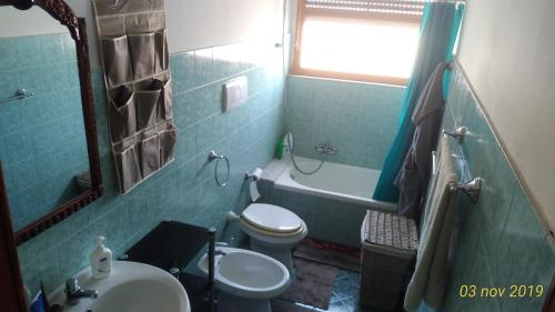 ein Badezimmer mit einem Waschbecken, einem WC und einer Badewanne in der Unterkunft Jarubed in Alberobello