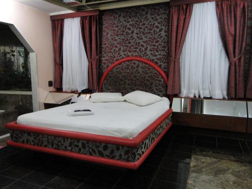 Cama en habitación con marco rojo en New Star, en Río de Janeiro