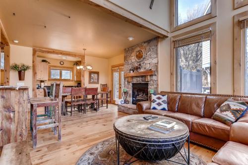 ein Wohnzimmer mit Couch und Kamin in der Unterkunft Portico #3 in Park City