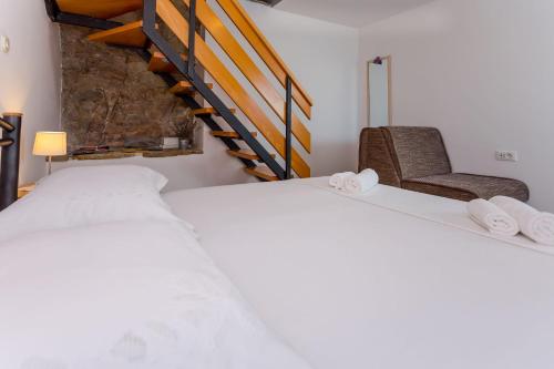 1 dormitorio con 2 camas y escalera en Holiday home Gor - free WiFi, en Gata