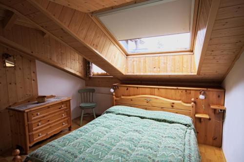 a bedroom with a bed and a window at Bachlaufen Haus in Sesto