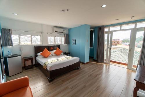 One Averee Bay Hotel tesisinde bir odada yatak veya yataklar