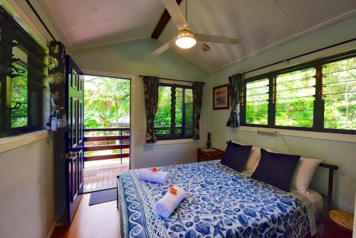 Postel nebo postele na pokoji v ubytování Thornton Beach Bungalows Daintree