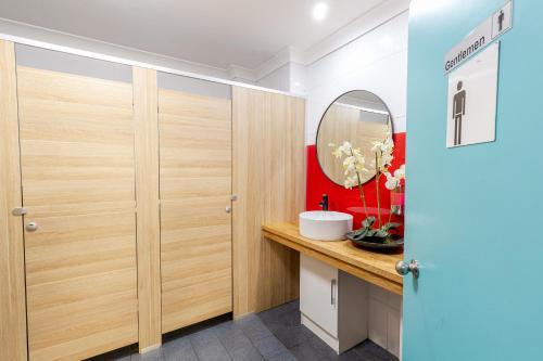 A cozinha ou cozinha compacta de Mad Monkey Hostel Coogee Beach