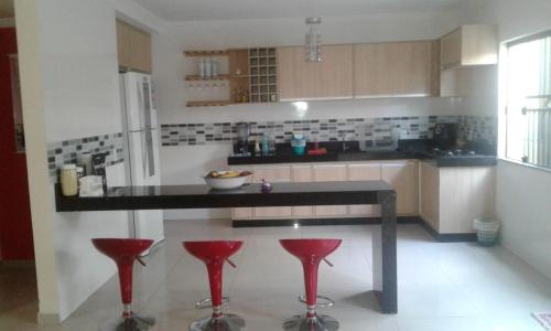 Virtuvė arba virtuvėlė apgyvendinimo įstaigoje Conforto e Comodidade Porto Seguro BA