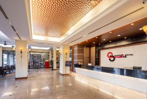 a lobby with a reception desk in a building at Station ONE Hotel - Aranyaprateth in Aranyaprathet