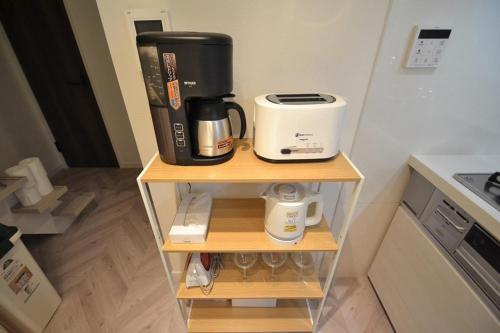 a coffee maker on a shelf in a kitchen at 出来島サクラハウス一戸建 Sakura House Terrace 阪神出来島駅徒歩2分 USJ近く Dekijima in Osaka