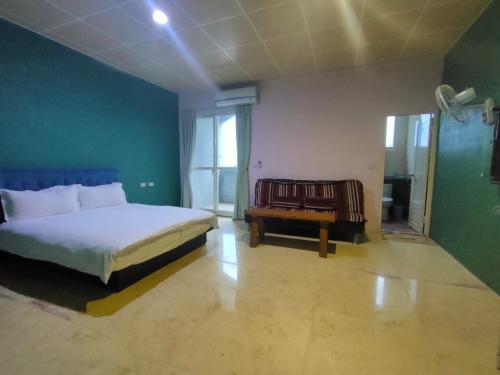 una camera da letto con un letto e un tavolo di 7街160民宿 a Ji'an