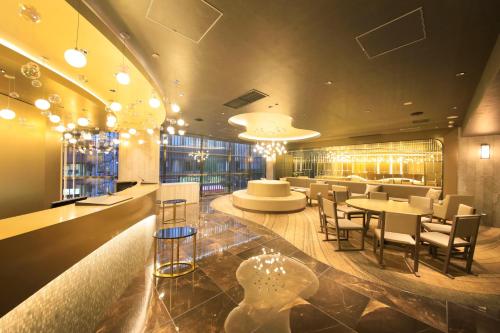 un restaurante con bar, mesas y sillas en Quintessa Hotel Tokyo Ginza, en Tokio