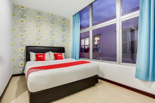 een slaapkamer met een groot bed en een raam bij OYO 89583 Grove Hotel in Kajang