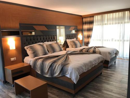 เตียงในห้องที่ Grand Rimedya Hotel Bursa