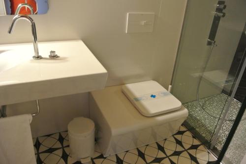 a bathroom with a toilet and a sink and a shower at Apartamento Zocailla in Gata
