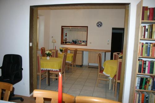 eine Küche und ein Esszimmer mit einem Tisch und Stühlen in der Unterkunft Hotel "Alte Schule" Trogen in Trogen
