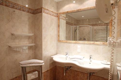 Un baño de Hotel Neuwirt