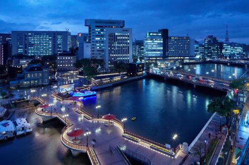 福岡市にあるゾンクホテル中洲であい橋の夜の川と街の景色