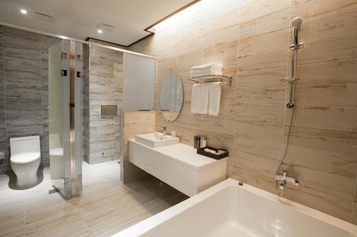 Koupelna v ubytování CS Premier Hotel