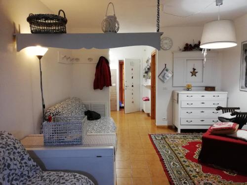 sala de estar con cama y silla en Appartamento con vista sul Cimone, en Fiumalbo