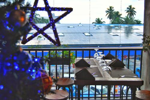 - une table à manger avec une étoile en haut dans l'établissement The Canoe, à Negombo