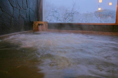 eine Badewanne mit viel Schnee in einem Zimmer in der Unterkunft Hotel Araragi in Yamanouchi