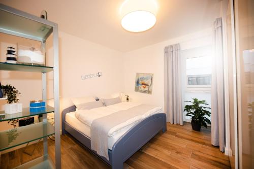 Tempat tidur dalam kamar di Attraktive Apartments im "Port Marina"