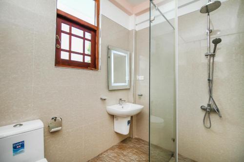 Ett badrum på Lioni Holidays Villa