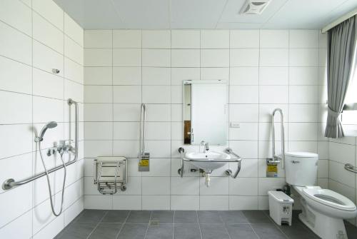 a bathroom with a sink and a toilet at 客旅家青年旅館 Travelers Plus in Chiayi City