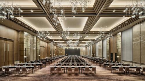 西安市にあるInterContinental Xi'an North by IHGの空席の宴会場(テーブル、椅子付)