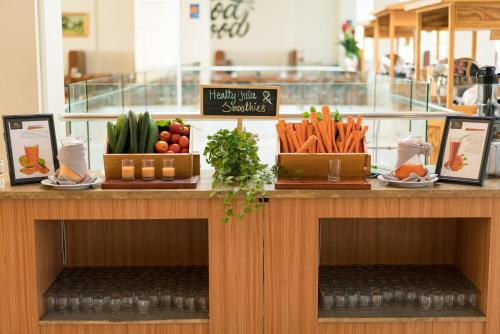 un mostrador con frutas y verduras encima en Le Eminence Puncak Hotel Convention & Resort, en Puncak