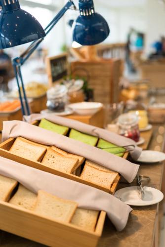 Un grupo de panes en bandejas sobre una mesa. en Le Eminence Puncak Hotel Convention & Resort, en Puncak