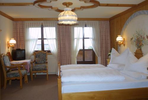 Una cama o camas en una habitación de Hotel Neuwirt