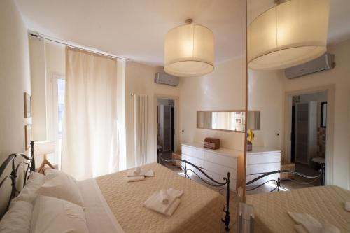 リミニにあるHotel Springのベッドルーム(ベッド1台、大きな鏡付)