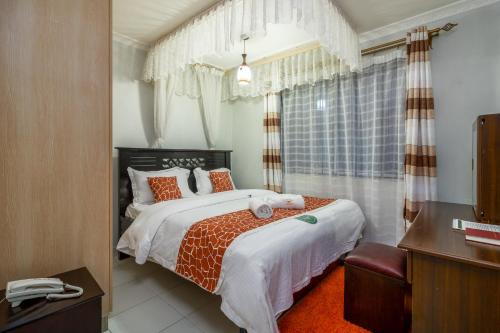 En eller flere senger på et rom på Javilla Eagles Safari Guest house